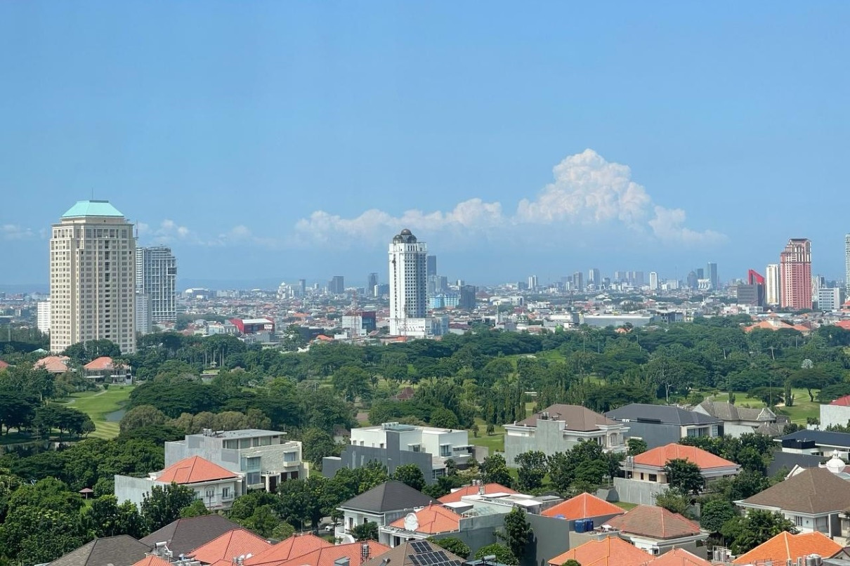 Hari ini di Surabaya, cuacanya cerah sepanjang hari dengan potensi panas yang menyengat di siang hari