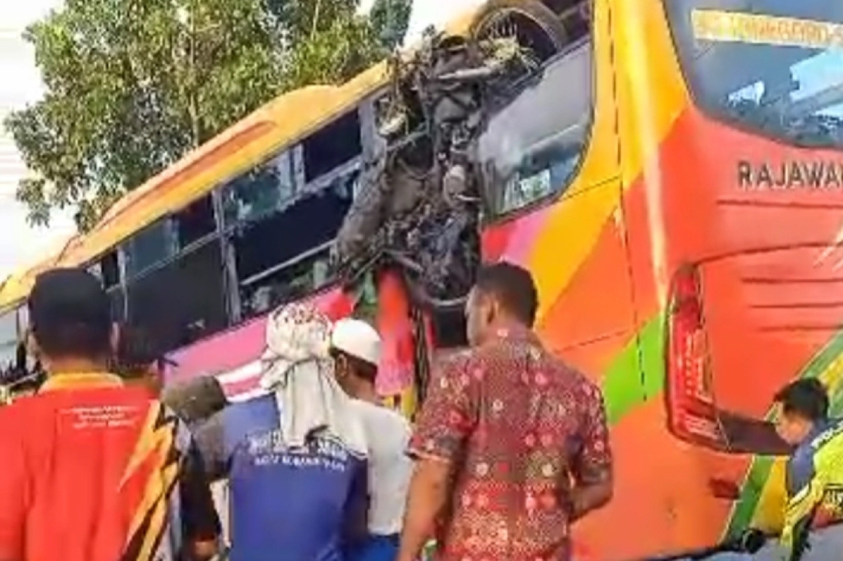 2 orang tewas dalam kecelakaan maut bus dan sepeda motor di Bojonegoro