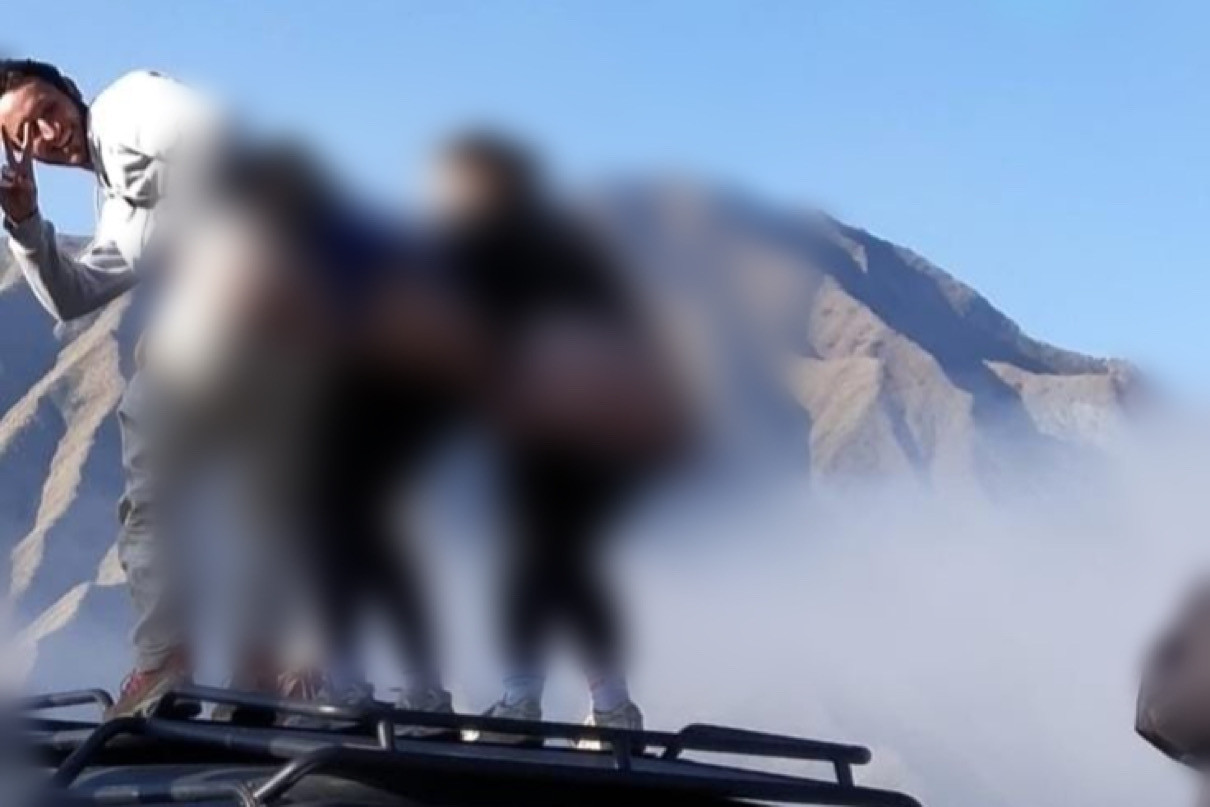 Masyarakat Bromo Tengger Semeru Marah Karena 3 Turis Asing Foto Pose Memperlihatkan Pantat mereka