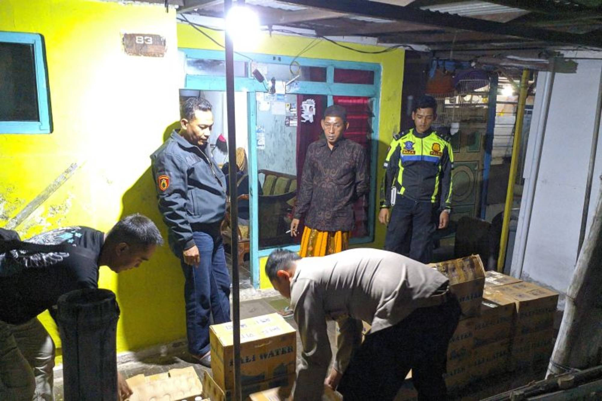 Polisi melakukan penggeledahan di salah satu rumah warga di Situbondo, hasilnya mengejutkan.