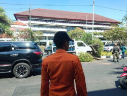 Sopir Pikap Mengantuk Tabrak Pembatas Jalan di Depan PDAM Surabaya, Muat Galon Tersebar