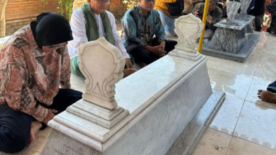 Sebelum Mendaftar ke KPU Jatim, Risma Mengunjungi Makam Gubernur Soerjo dan Bung Tomo