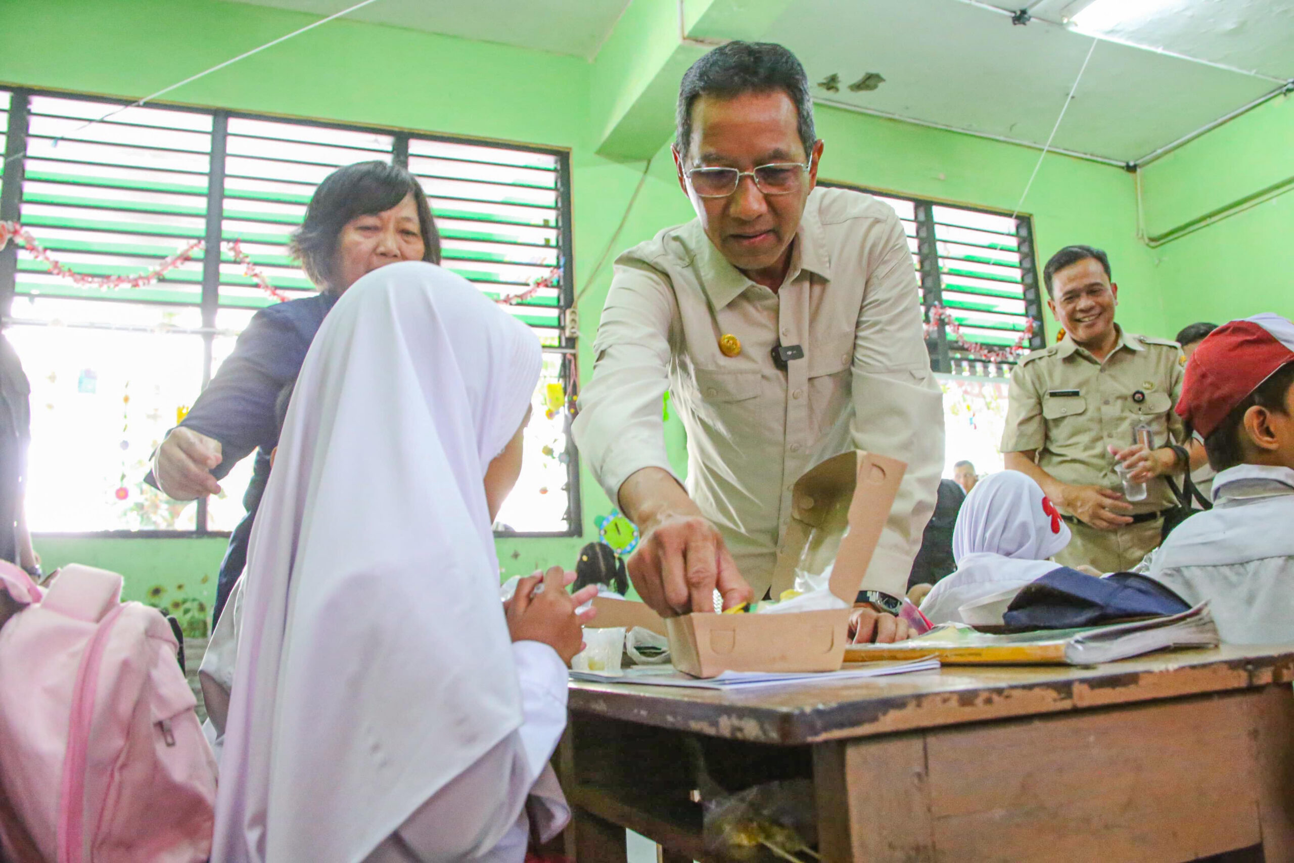 Heru Budi Mencoba Makan Bergizi Secara Gratis menggunakan Uang Operasional, Inspiratif dan Dapat Dicontoh