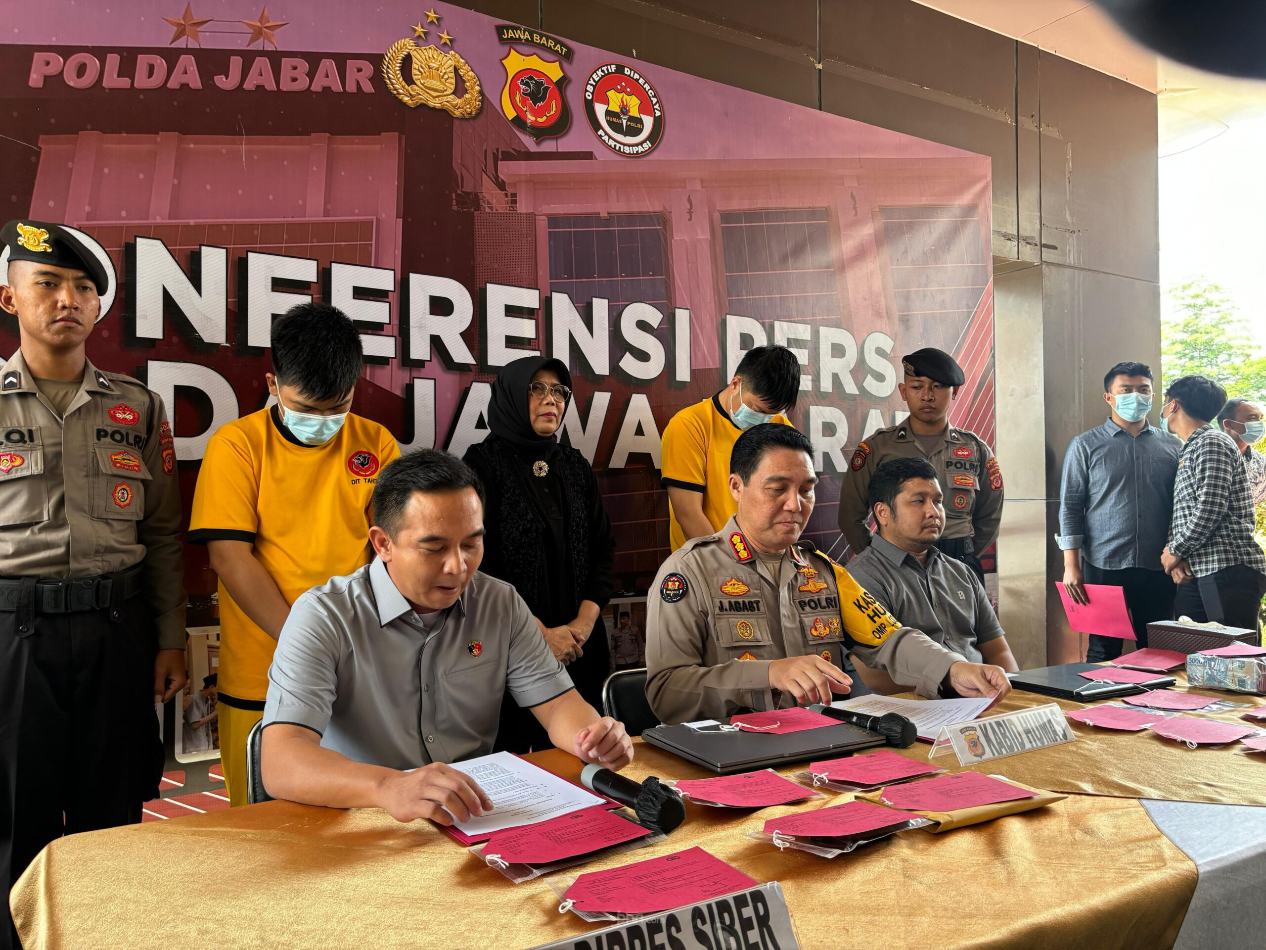 Polisi Cyber Polda Jawa Barat Menangkap 2 Orang Pengelola Situs Judi Online