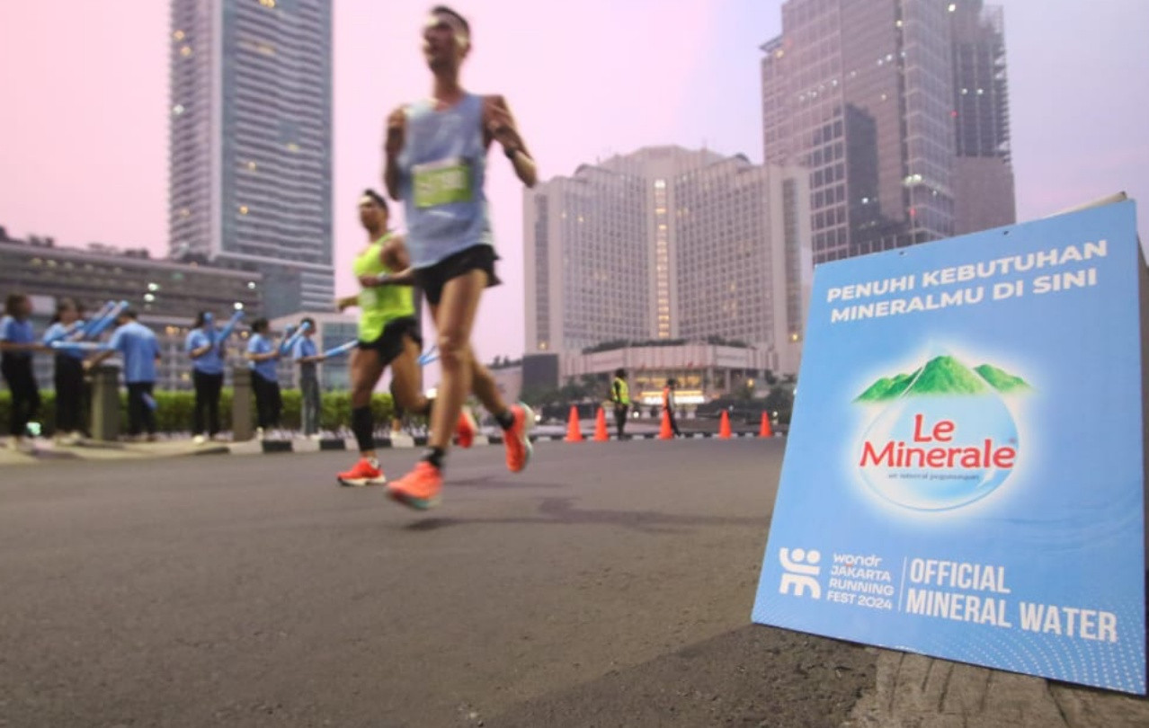 Mineral Water Station Provided by Le Minerale to Hydrate Runners at Jakarta Running Festival 2024