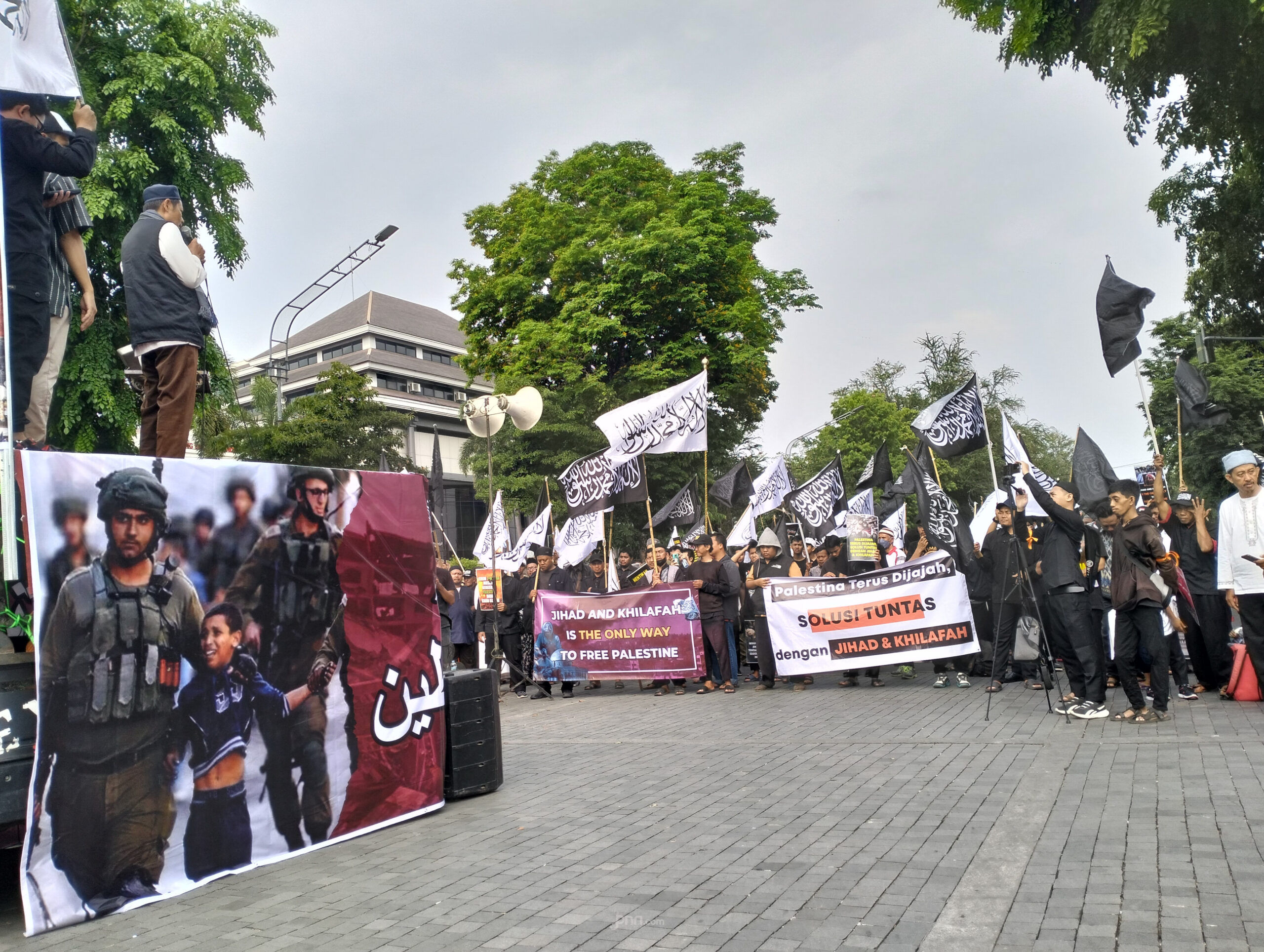 Ratusan Anak Muda di Solo Melakukan Aksi Damai Mendukung Palestina pada Minggu Pagi