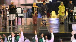 Pasangan Calon Debat Pilgub Jatim Bersama-Sama Memakai Busana Tradisional Daerah