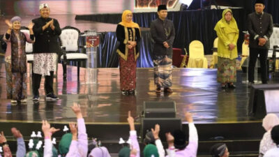 Pasangan Calon Debat Pilgub Jatim Bersama-Sama Memakai Busana Tradisional Daerah