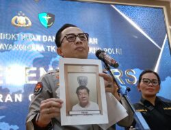 Pria Todongkan Pistol saat Ditangkap Polisi di SPBU Cibubur