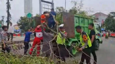 Tragedi Lebaran: Dua Jemaah Meninggal Tertimpa Pohon di Pemalang